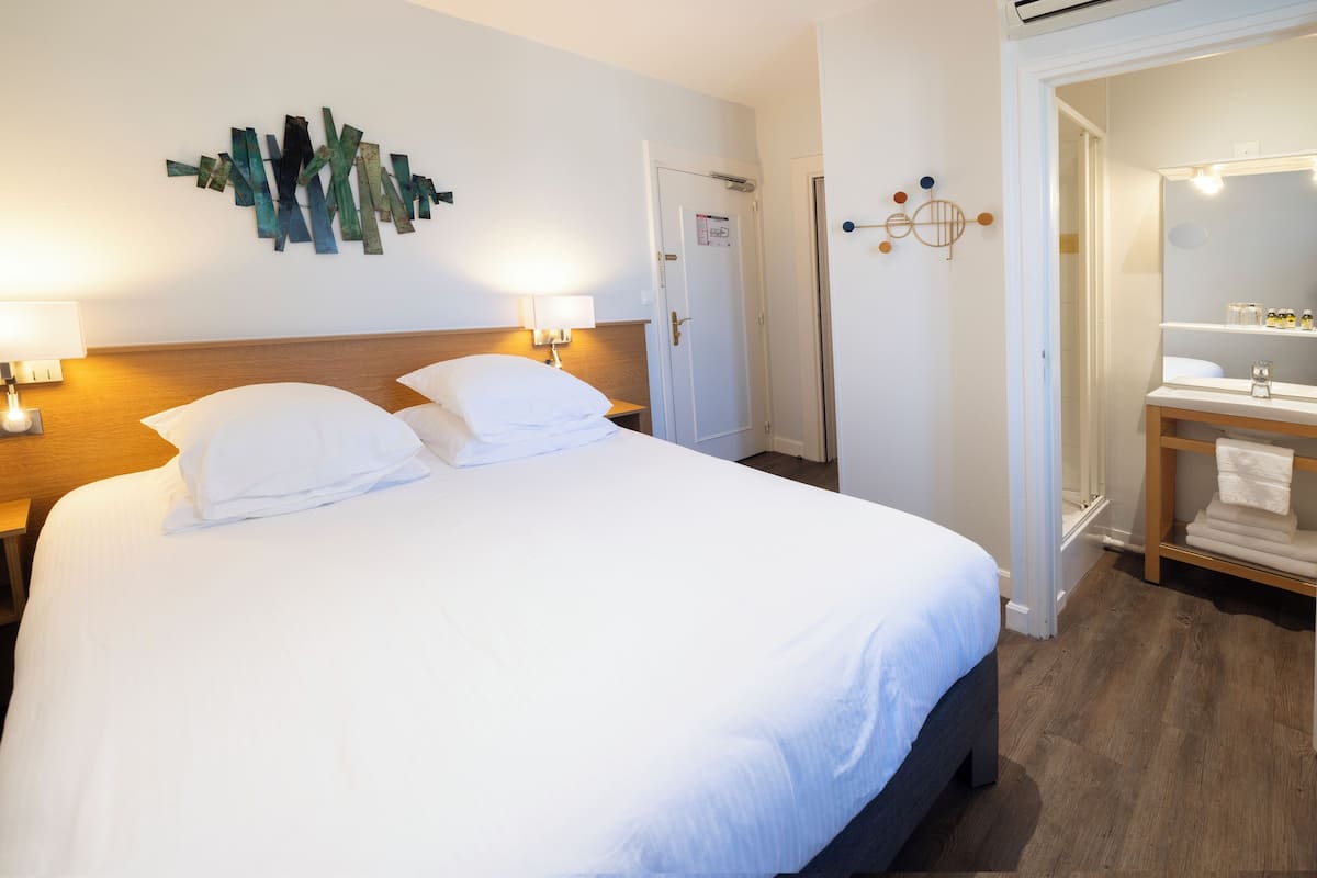 Standard-Dreibettzimmer, Stadtblick | Zimmersafe, schallisolierte Zimmer, Bügeleisen/Bügelbrett