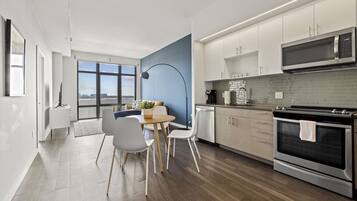 Coffee/tea maker, fridge, microwave, oven