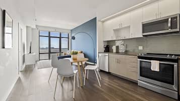 Coffee/tea maker, fridge, microwave, oven