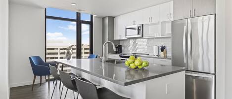 Frigorifero, microonde, forno, piano cottura