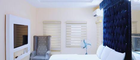 Familierom, balkong, byutsikt | Skrivebord, skrivebord for bærbar PC, blendingsgardiner og lydisolert