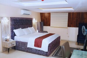 Habitación familiar, balcón, vistas a la ciudad | Escritorio, espacio para trabajar con un portátil, cortinas opacas