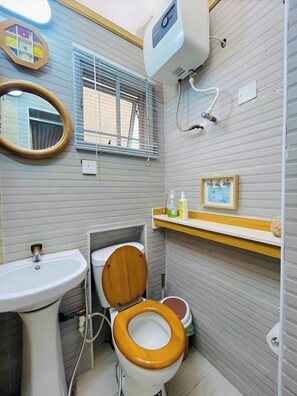 Habitación familiar, balcón, vistas a la ciudad | Baño | Artículos de higiene personal gratuitos, secador de pelo y toallas