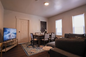 Dining - The Weyl Collective 6BR Professional Retreat Near Downtown Rochester (Rochester)