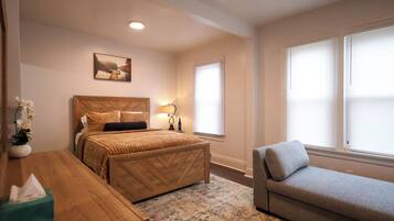 6 bedrooms, iron/ironing board, WiFi, bed sheets