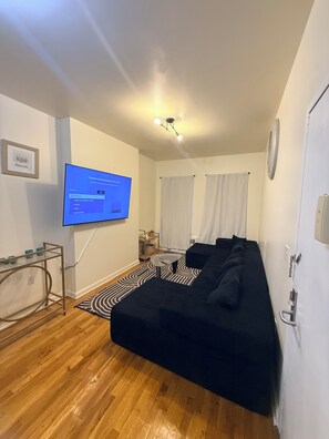 Smart TV - Throopstar Apartment (brooklyn)