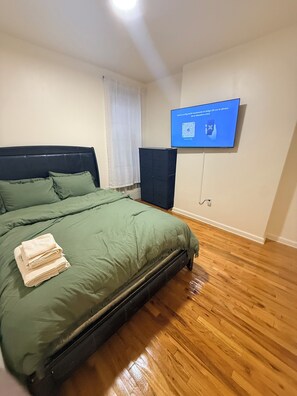 2 bedrooms, in-room safe, iron/ironing board, free WiFi - Throopstar Apartment (brooklyn)