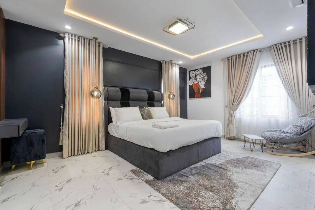 Caja de seguridad en la habitación y escritorio 