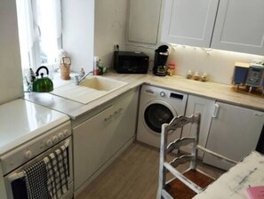 Réfrigérateur, micro-ondes, four, cafetière/bouilloire