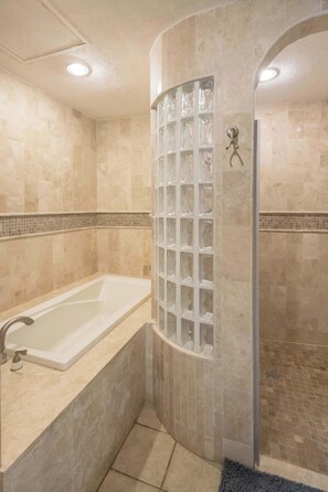 Shower, hair dryer, towels - Bella Sirena Beachfront Resort Condo D603 (Puerto Peñasco)