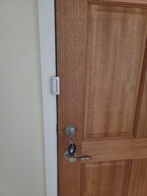 Una puerta de madera con un ojo de cerradura y un picaporte.