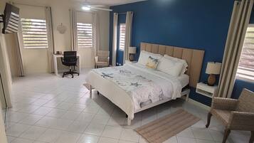 Een strijkplank/strijkijzer, wifi, beddengoed