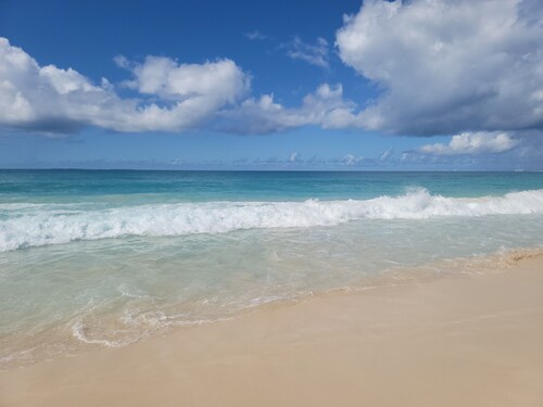 Luxury King Bed Villa I Anguilla I Steps from Meads Bay