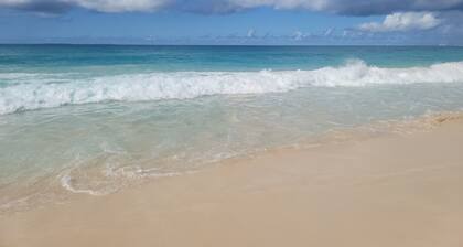Luxury King Bed Villa I Anguilla I Steps from Meads Bay