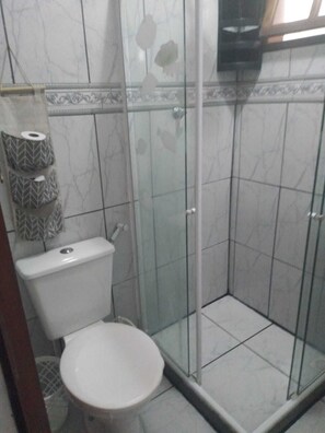 Shower, bidet, towels, soap - Come visit us, just 5 minutes from the city center, no car needed to get around. (Armação dos Búzios)