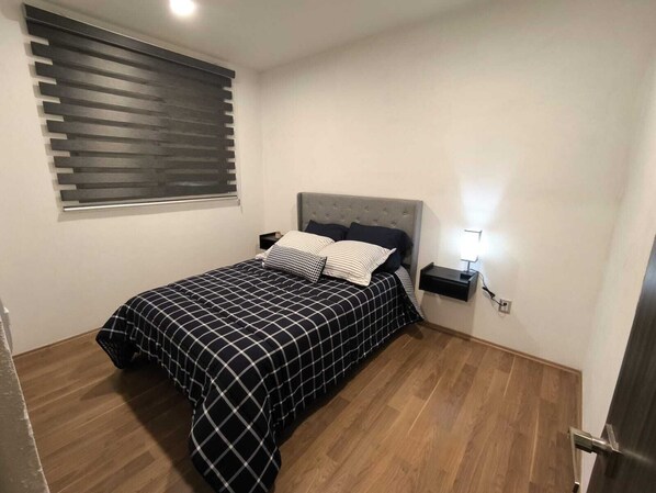 Tabla de planchar con plancha, wifi y ropa de cama 