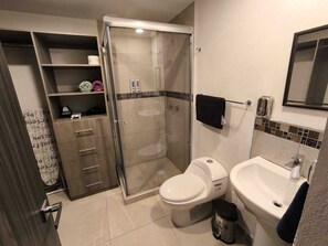 Secadora de cabello, toallas, jabón, papel de baño 
