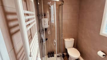 淋浴设施、吹风机、毛巾、肥皂