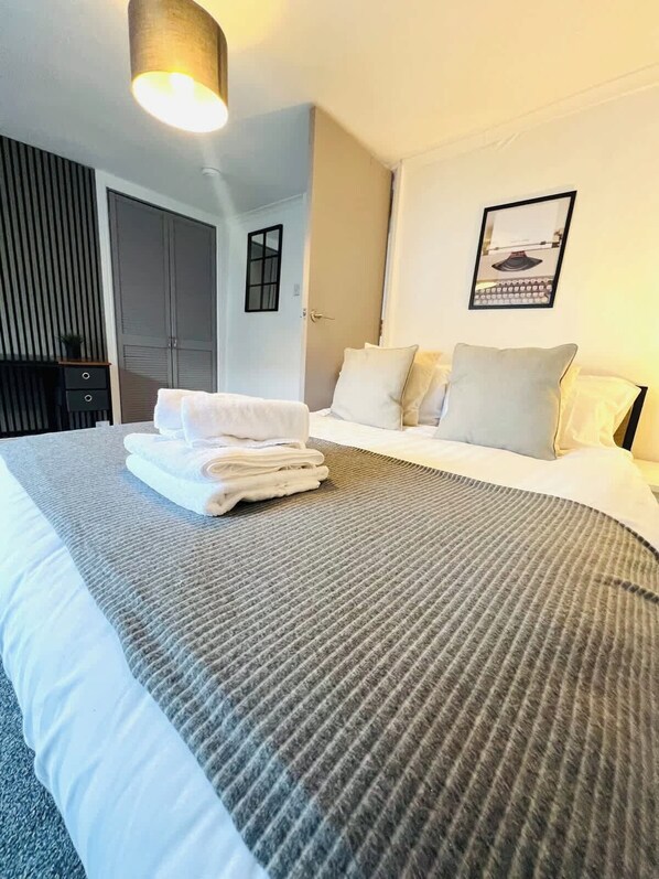 Iron/ironing board, WiFi, bed sheets - Studio 5@Bransford Rd (Worcester)