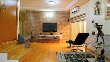 Appartement Économique, balcon, vue ville | Coin séjour | Télévision à écran plat