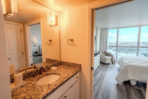 1 bedroom, iron/ironing board, free WiFi, bed sheets - Skyline Serenity Downtown Fort Myers 1BR Pool Gym & City Views (Fort Myers)