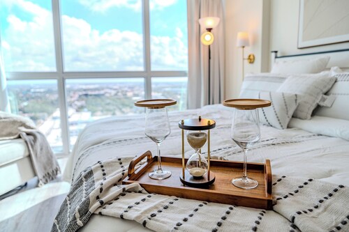 Skyline Serenity Downtown Fort Myers 1BR Pool Gym & City Views