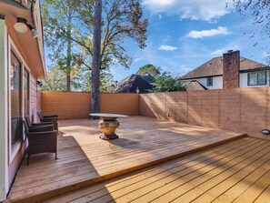 Terrace/patio - Private pool home, sleeps 7, quiet & safe, 15–20 min to downtown (Houston)