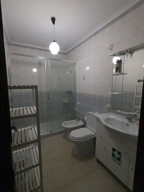 Dusche, Haartrockner, Bidet, Handtücher