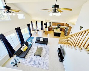 Smart-tv, ett bordtennisbord och böcker