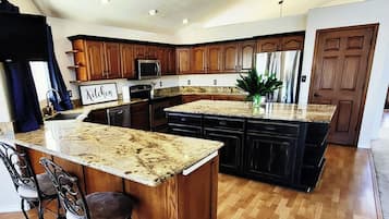 Geladeira, micro-ondas, fogão, cooktop