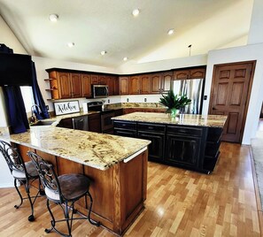 Kylskåp, mikrovågsugn, ugn och spishäll