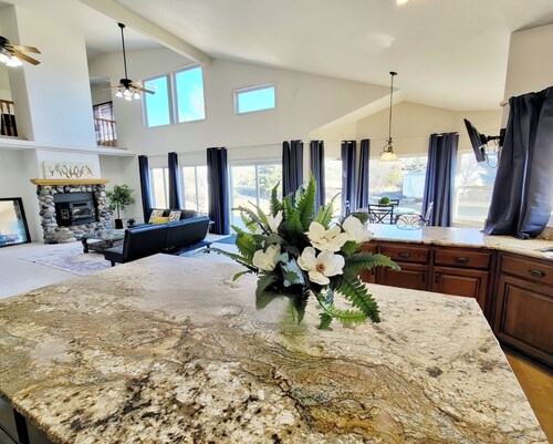 The Grove. Blackfoot. Spacious 4BR. Sleeps 16+  Retreat By Yellowstone