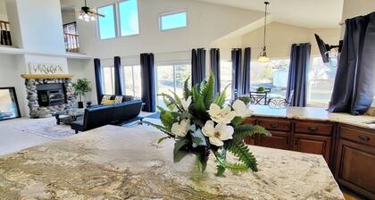 The Grove. Blackfoot. Spacious 4BR. Sleeps 16+ Retreat By Yellowstone