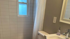 Douche, sèche-cheveux, serviettes fournies, savon
