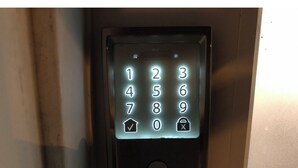 Un clavier à touches avec des chiffres et des symboles rétroéclairés.