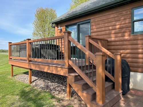 Breathtaking log cabin with stunning views. WILDROSE welcomes you! Hot tub ROCKS