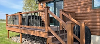 Breathtaking log cabin with stunning views. WILDROSE welcomes you! Hot tub ROCKS