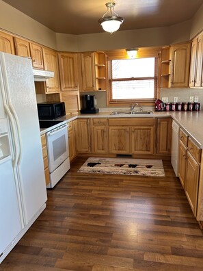 Fridge, microwave, oven, stovetop - Breathtaking log cabin with stunning views. WILDROSE welcomes you! Hot tub ROCKS (Arcadia)