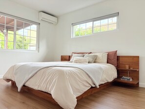 Room - Mid-century modern home with huge backyard + hot tub (Long Beach)