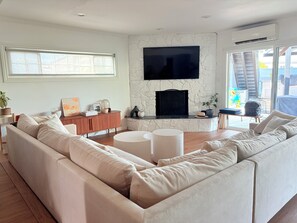 Living area - Mid-century modern home with huge backyard + hot tub (Long Beach)