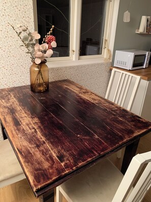 Dining - Gårdshus1, live the country only 6 miles from Gothenburg, 5 miles from Ullared and Varberg. (Örby)