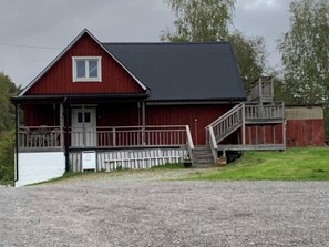 Exterior - Gårdshus1, live the country only 6 miles from Gothenburg, 5 miles from Ullared and Varberg. (Örby)