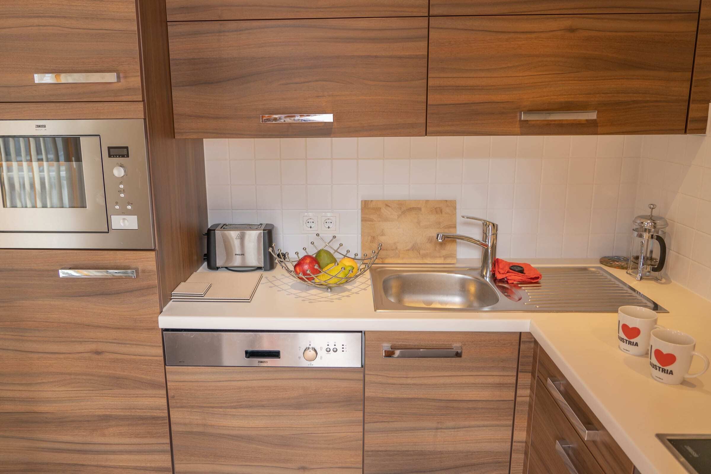 雪櫃、微波爐、焗爐、爐具