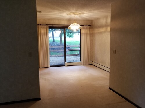 Tranquil neighborhood;3-bedroom house within a one minute walk to WBL Lake!