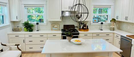 Micro-ondes, four, plaque de cuisson, lave-vaisselle