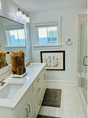 Shower, hair dryer, towels, soap - Coastal Retreat Minutes to Sullivans Island and downtown Charleston (Mount Pleasant)