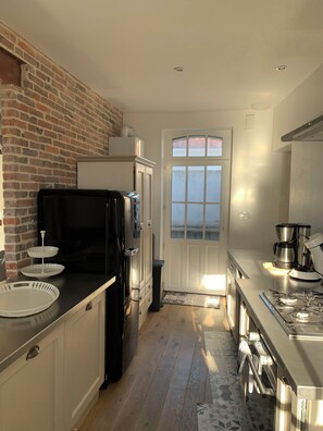 Jääkaappi, mikroaaltouuni, uuni, liesi