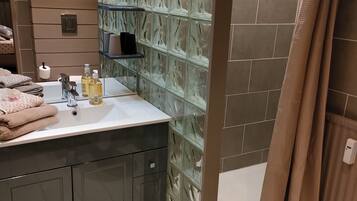 Serviettes fournies, savon, papier toilette