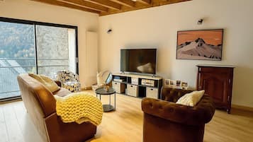 Smart TV, fireplace, table tennis