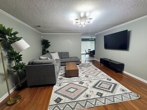 Smart TV, fireplace, computer monitors - DFW World Cup Oasis--Pool & 15 Min to Stadium (Euless)